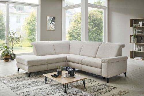 Heillbeiges Ecksofa in Stoff mit schwarzen Metallrundfüßen