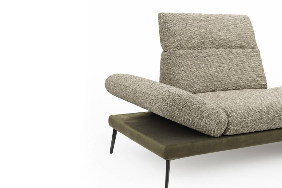 Klapparmlehne in einem hellgrünen Stoff