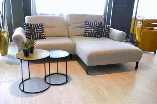 Hellgraues Ecksofa mit schwarzen Metallfüßen