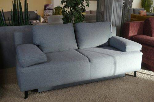 Graublaues Schlafsofa mit losen Kissen