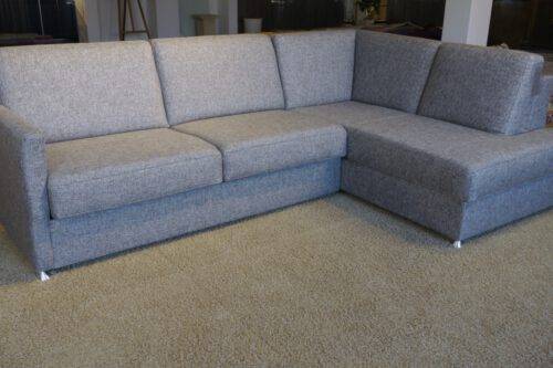 Graues Ecksofa mit Stauraum und Matratze