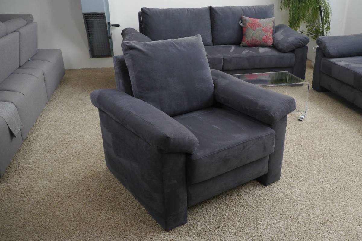 Dunkelgrauer Sessel mit breiten Armlehnen