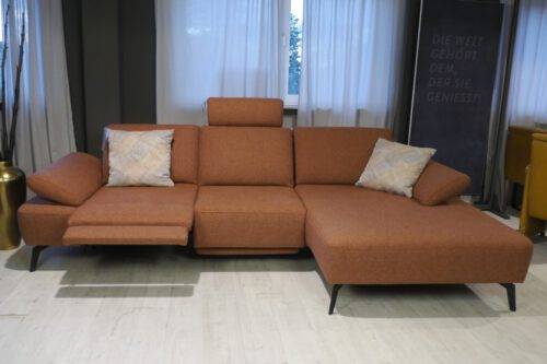 Kupferfarbenes Ecksofa in Stoff mit schwarzen Metallfüßen