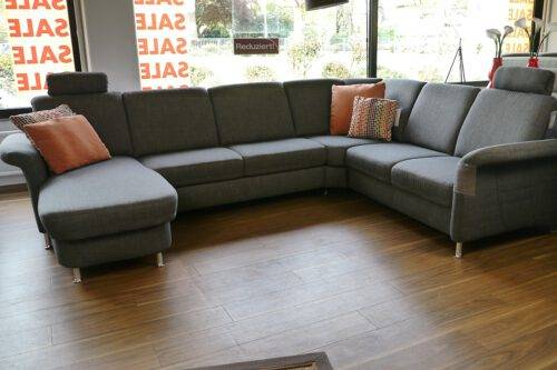 Graue Wohnlandschaft in U-Form mit silbernen Füßen