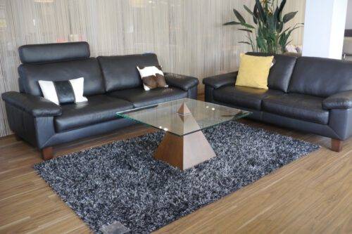 Dunkelbraunes Ledersofa mit schwarzen Holzfüßen