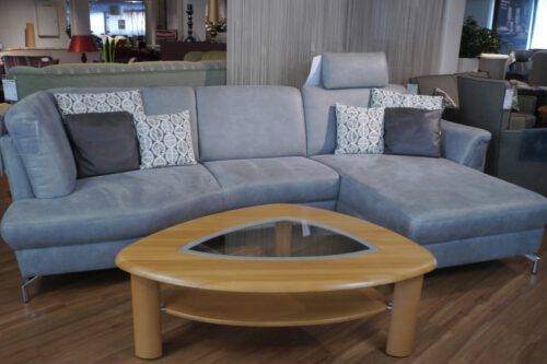 Graue Polsterecke mit Mikrofaser-Bezug und mit einem geschwungenem Eckelement