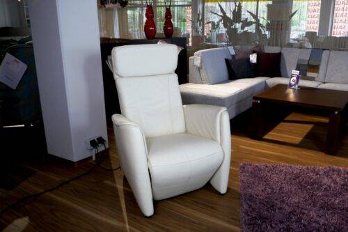 Cremefarbener Ledersessel mit Metallfüßen