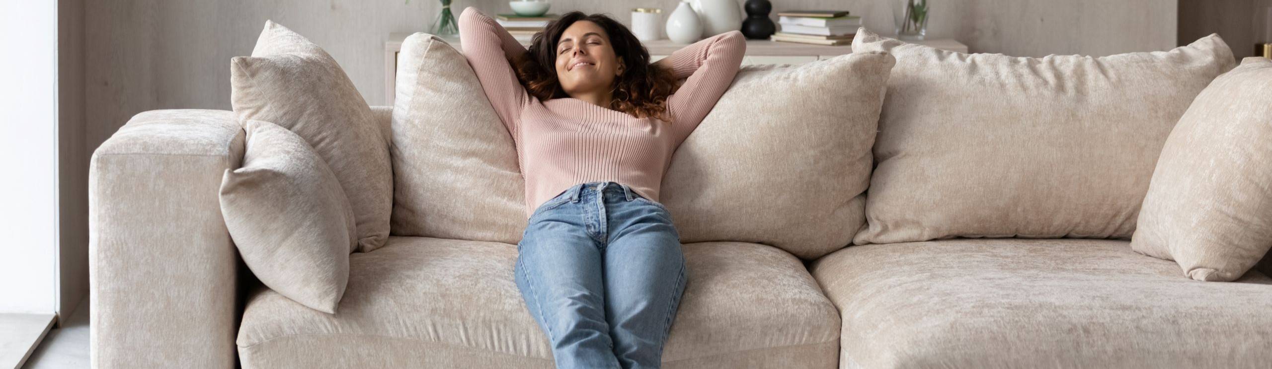 Checkliste – Cremefarbiges Sofa im Wohnzimmer Checkliste - Cremefarbiges Sofa im Wohnzimmer