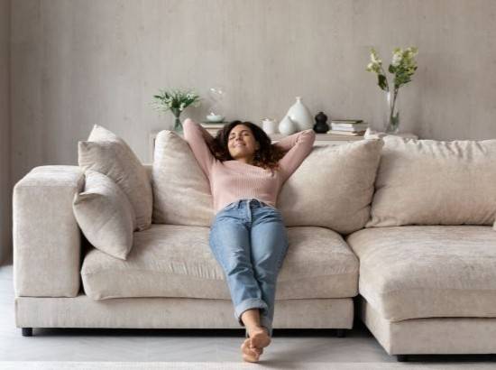 Checkliste - Cremefarbiges Sofa im Wohnzimmer