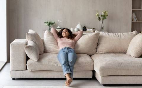 Checkliste – Cremefarbiges Sofa im Wohnzimmer Checkliste - Cremefarbiges Sofa im Wohnzimmer