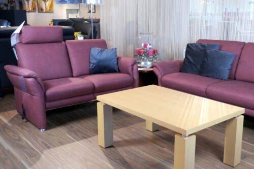 Rote Sofas mit steckbarer Kopfstütze